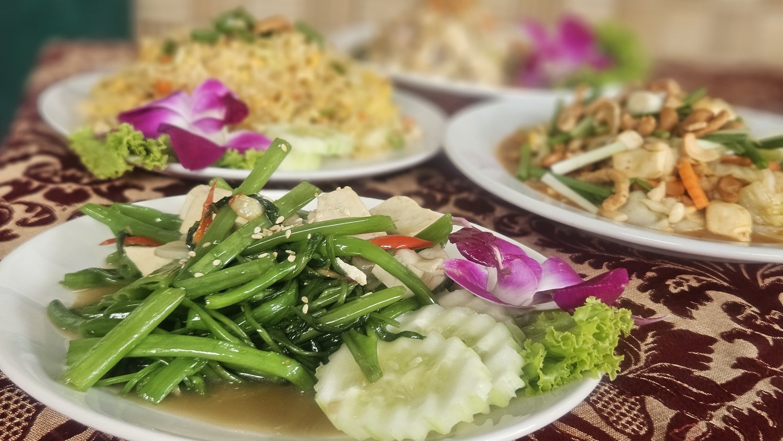 Stir-fried morning glory with garlic and chili