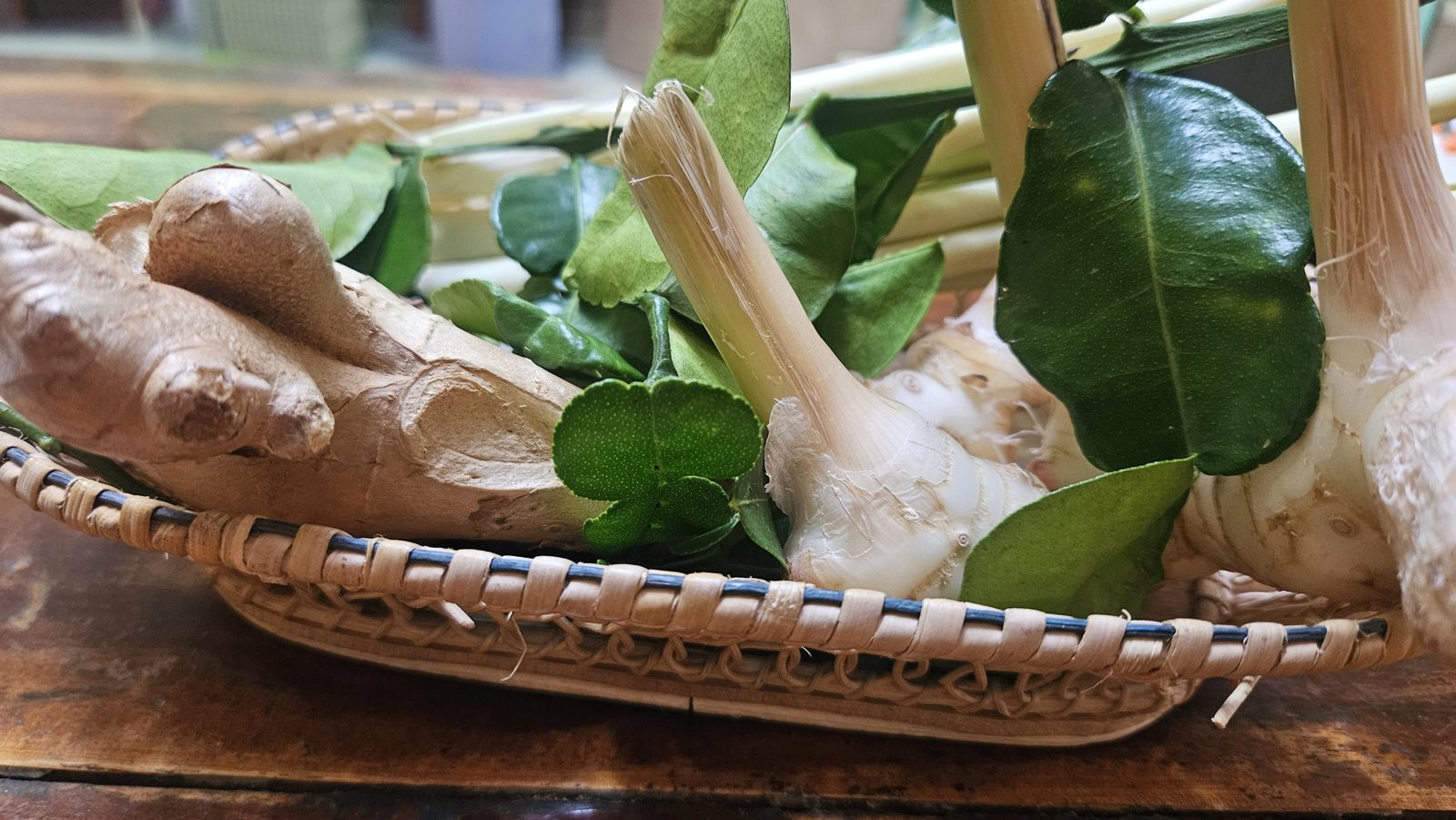 Galangal, lemongrass and lime leaves in the basket