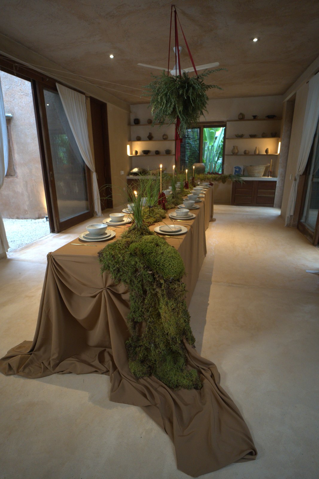 The room with the moss runner